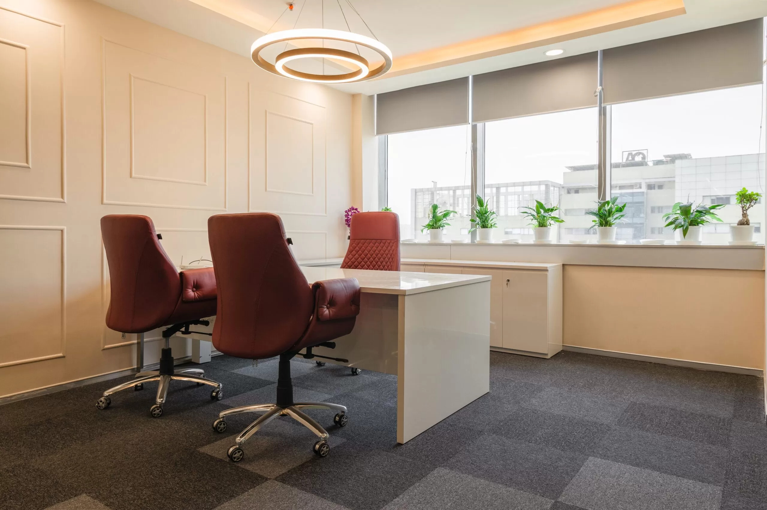 Modern executive office table design featuring ergonomic setup and sleek aesthetics."
